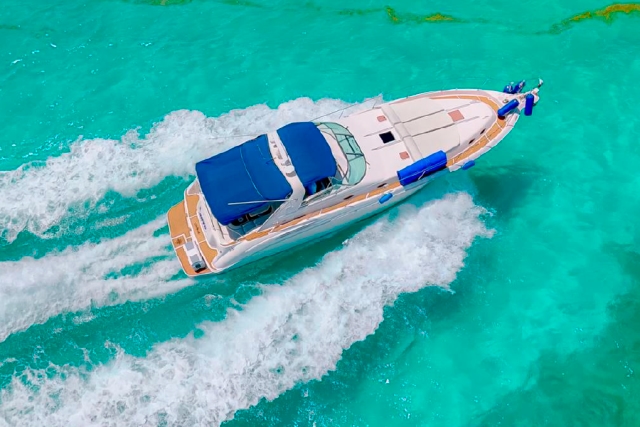 Yate Rayo privado en Cancún: Alquiler de yate exclusivo para grupos VIP