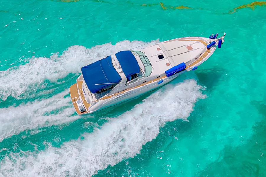 Yate Rayo privado en Cancún: Alquiler de yate exclusivo para grupos VIP
