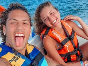 couple enjoying speed boat cancun tour