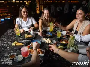 women-dining-in-cancun-ladies-night-solo-female-traveler